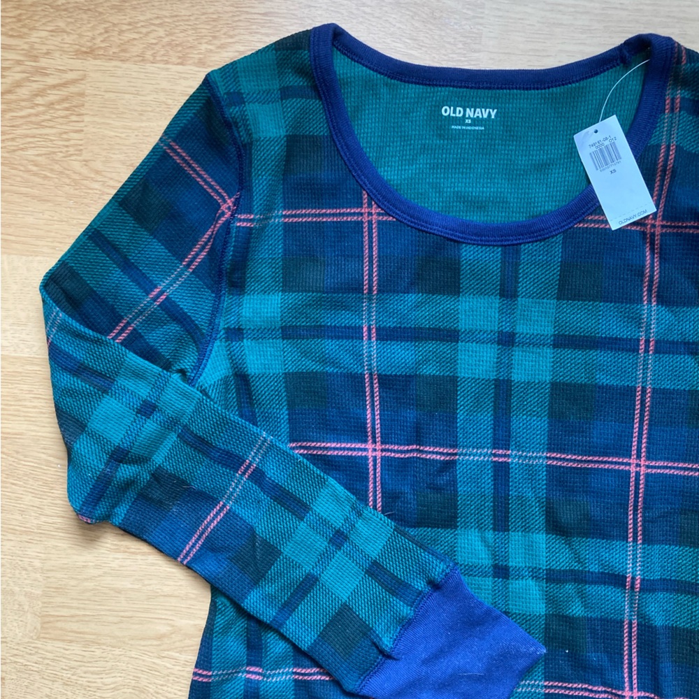 NWT Old Navy women’s flannel Christmas pajama top - Picture 3 of 4